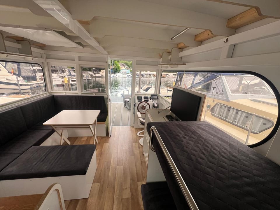 Hausboot Rollyboot Evolution Docked boat in Germany