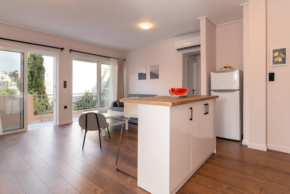 Kitchen or kitchenette, Dining area, oven, stove