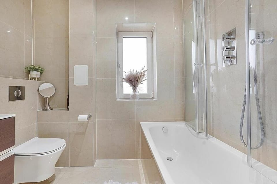 Double Room With Private Bathroom in Chatham Vacation rental in Tonbridge and Malling District