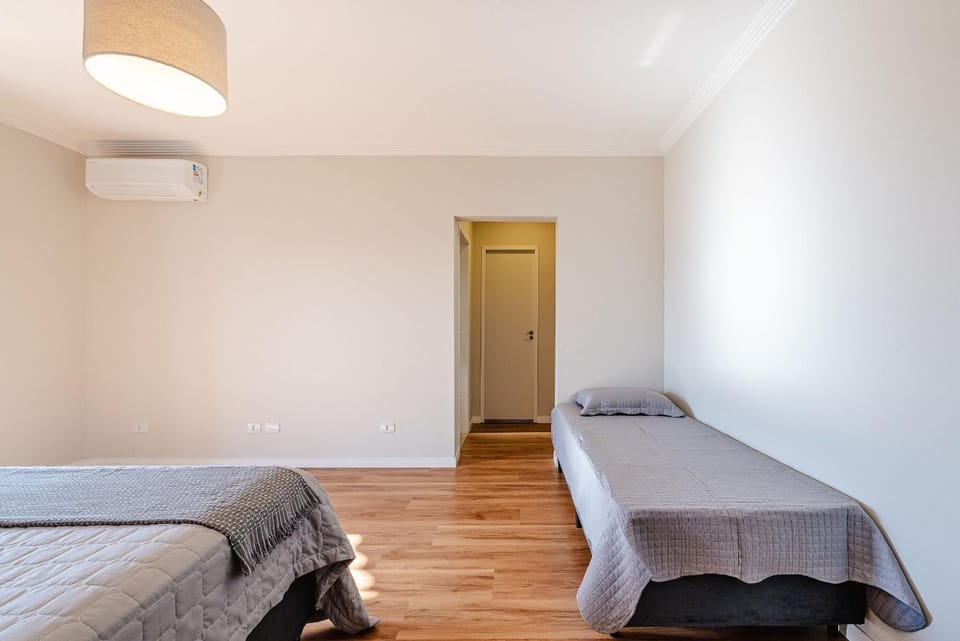 Refúgio com piscina, lareira e conforto, 1h de SP House in State of São Paulo