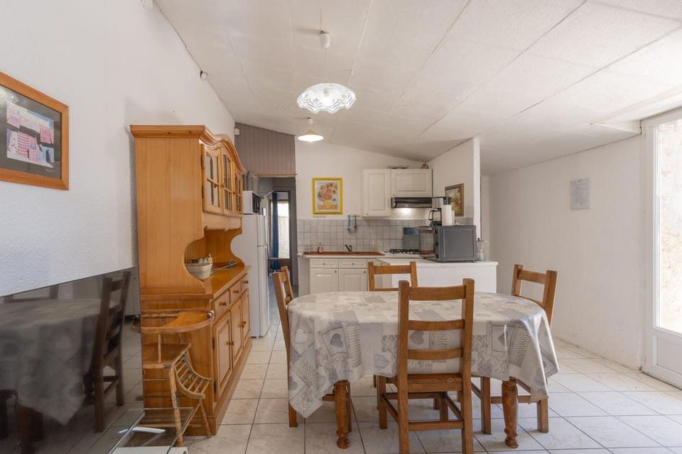 Property building, Kitchen or kitchenette, Living room
