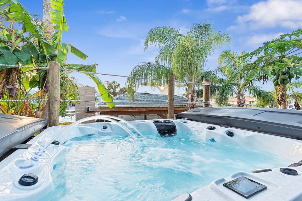 Coastal Canal Front Retreat with Pool & Hot Tub House in Palm Coast