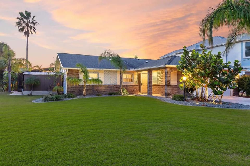 Coastal Canal Front Retreat with Pool & Hot Tub House in Palm Coast