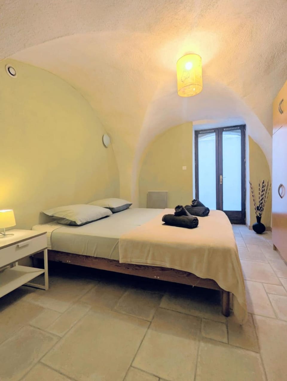 Bed, Bedroom, towels