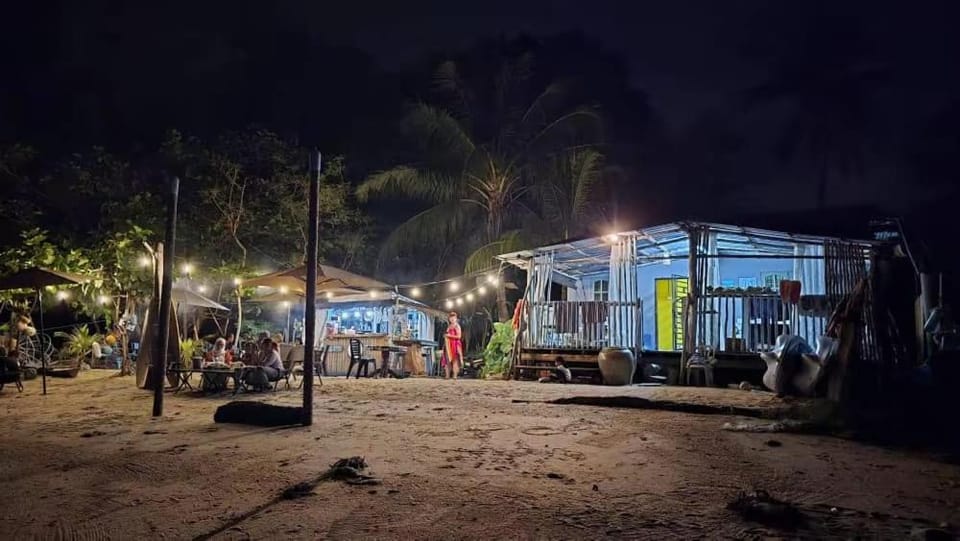 Aura Bluewave Beach House and Mini Beach Cafe House in Kedah