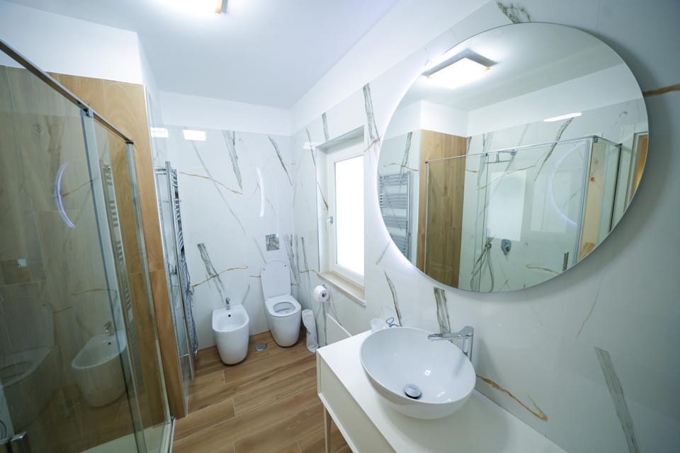 Shower, Toilet, Bathroom, towels