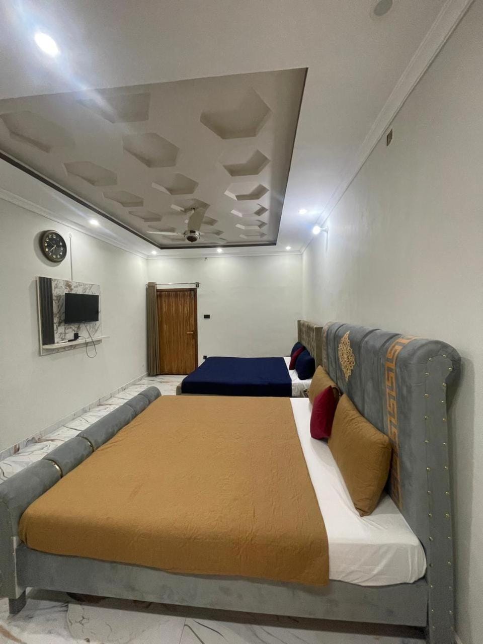Bed, TV and multimedia, Living room, Photo of the whole room, Seating area, Bedroom