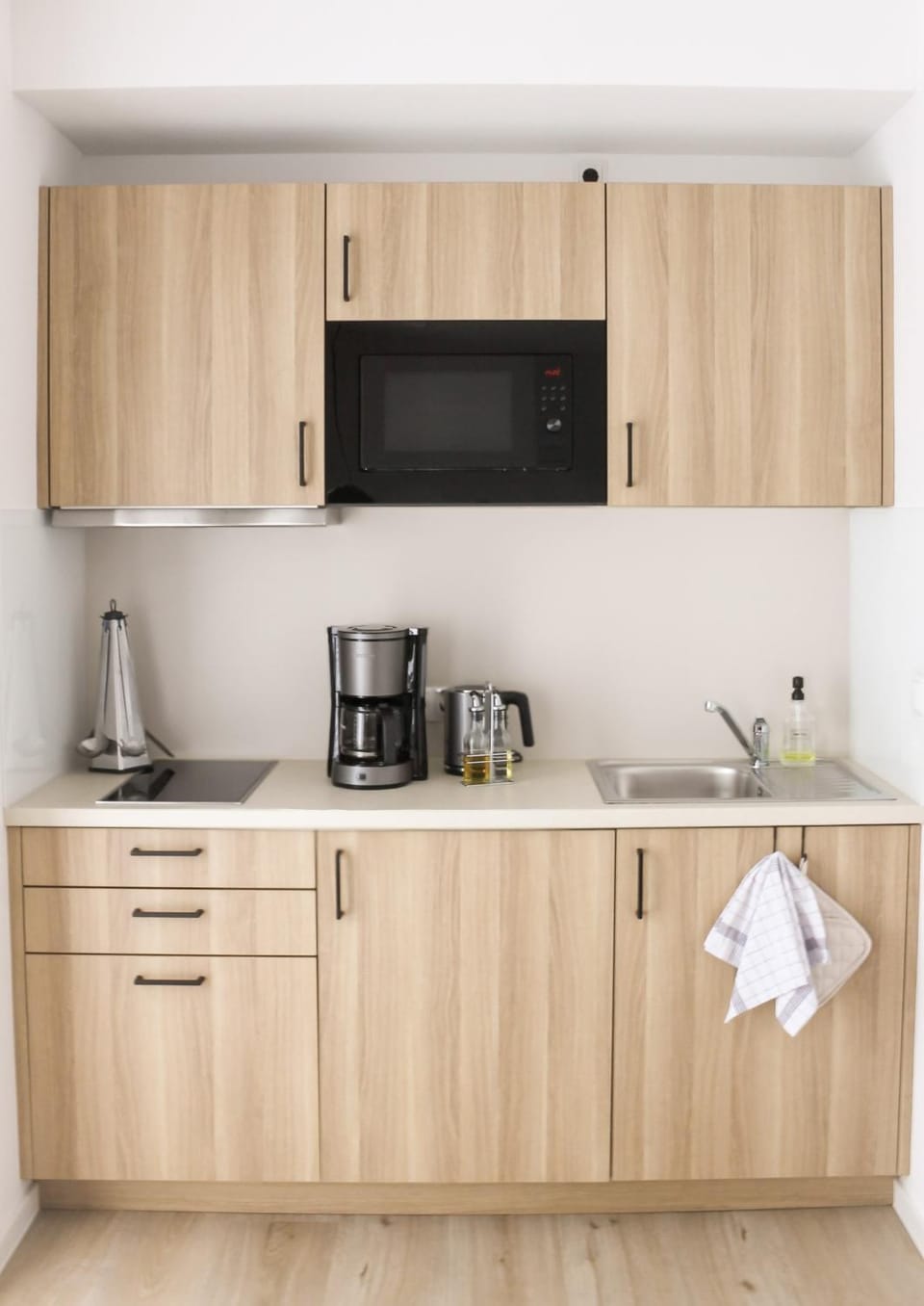 Coffee/tea facilities, Kitchen or kitchenette, stove