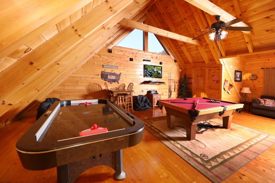 Rustic Cabin in the Smoky Mountains with Majestic Mountain View Cabin in Pigeon Forge