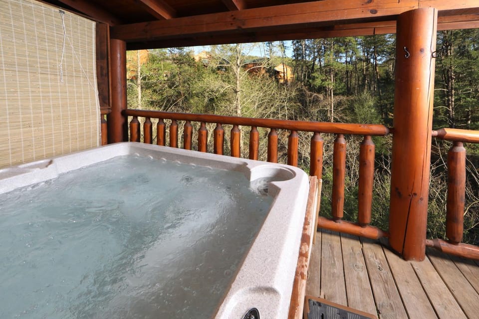 Rustic Cabin in the Smoky Mountains with Majestic Mountain View Cabin in Pigeon Forge
