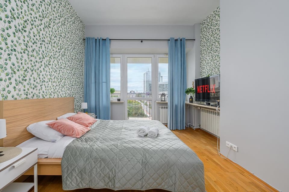 Bed, TV and multimedia, View (from property/room), Bedroom, City view, Landmark view