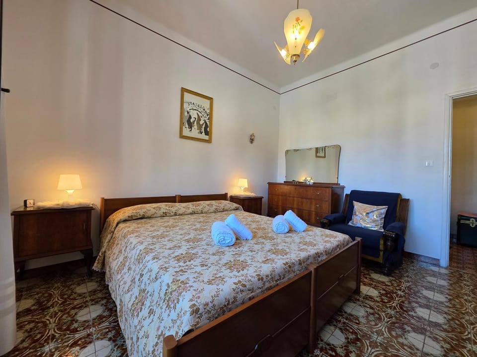 Bed, Bedroom, towels