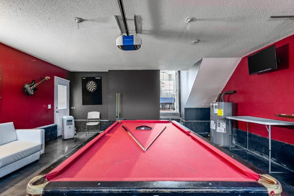 Billiard, Game Room