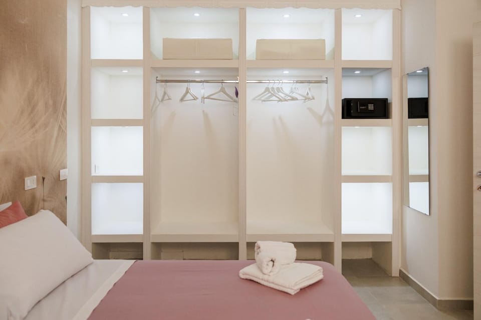 Photo of the whole room, towels, wardrobe