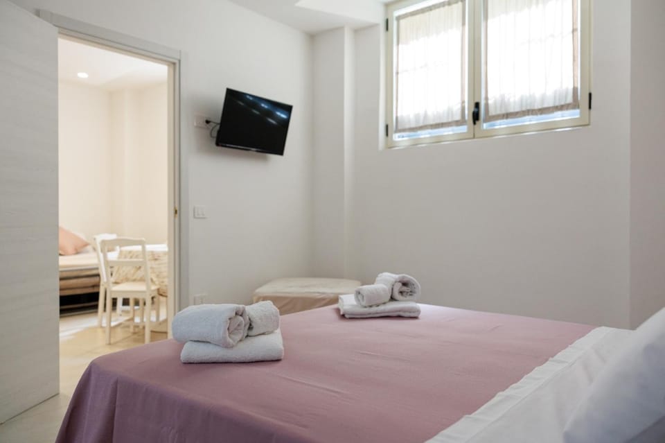 Bed, TV and multimedia, Photo of the whole room, Bedroom, towels