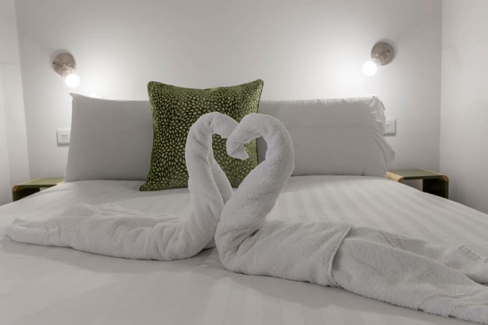 Bed, Decorative detail, Bedroom, internet, towels