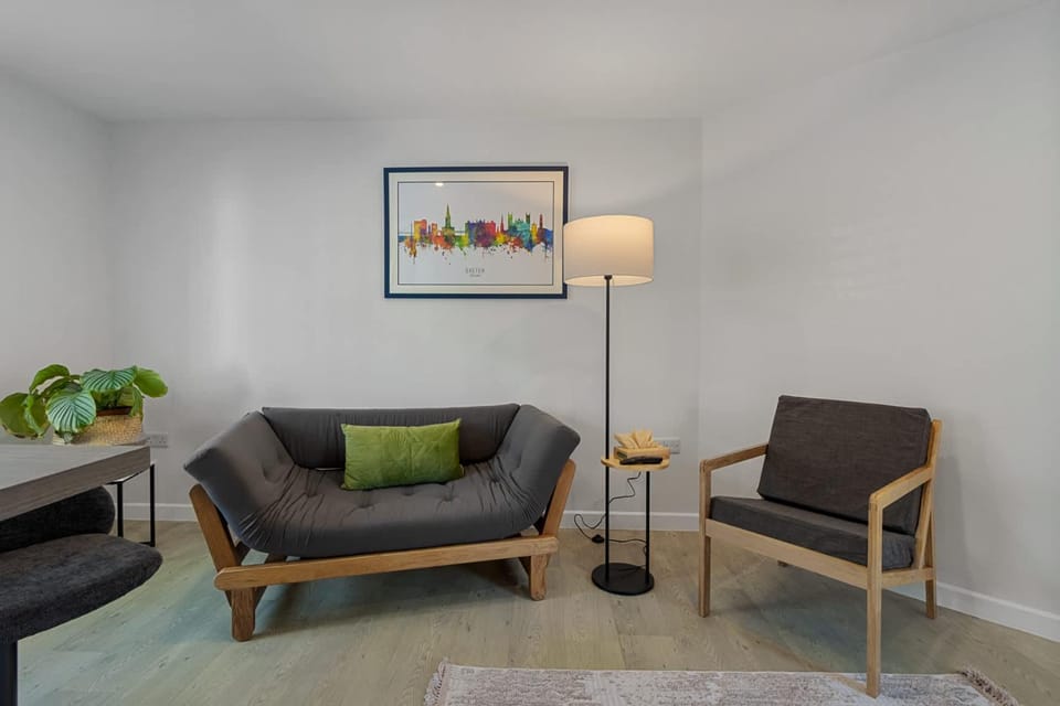 TV and multimedia, Living room, Decorative detail, Seating area, internet