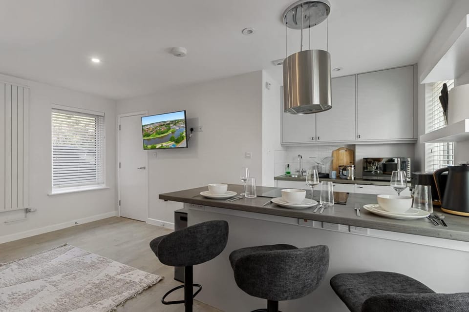 TV and multimedia, Decorative detail, Dining area, internet, stove, toaster