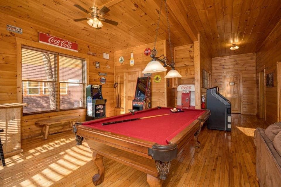 Mountain Cabin with Picturesque View Cabin in Pigeon Forge