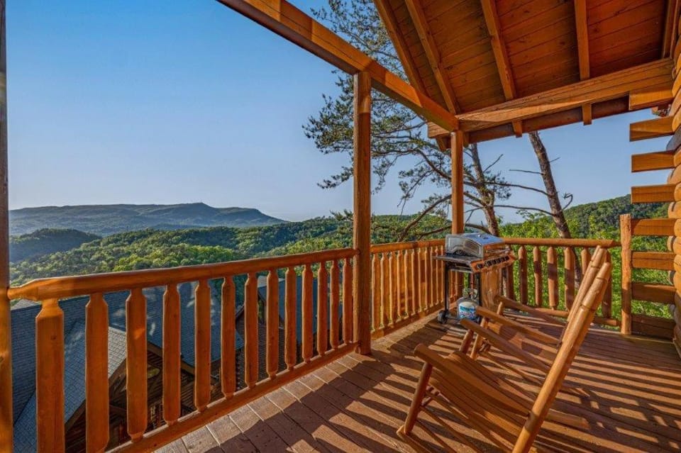 Mountain Cabin with Picturesque View Cabin in Pigeon Forge