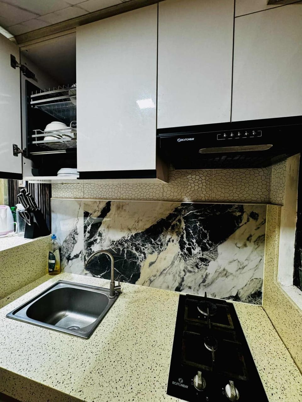Kitchen or kitchenette, dishwasher, stove