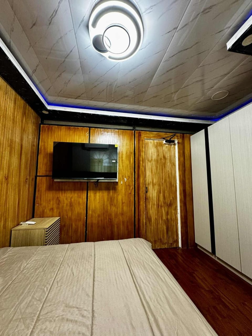 Bed, TV and multimedia, Photo of the whole room, Evening entertainment, Bedroom, wardrobe