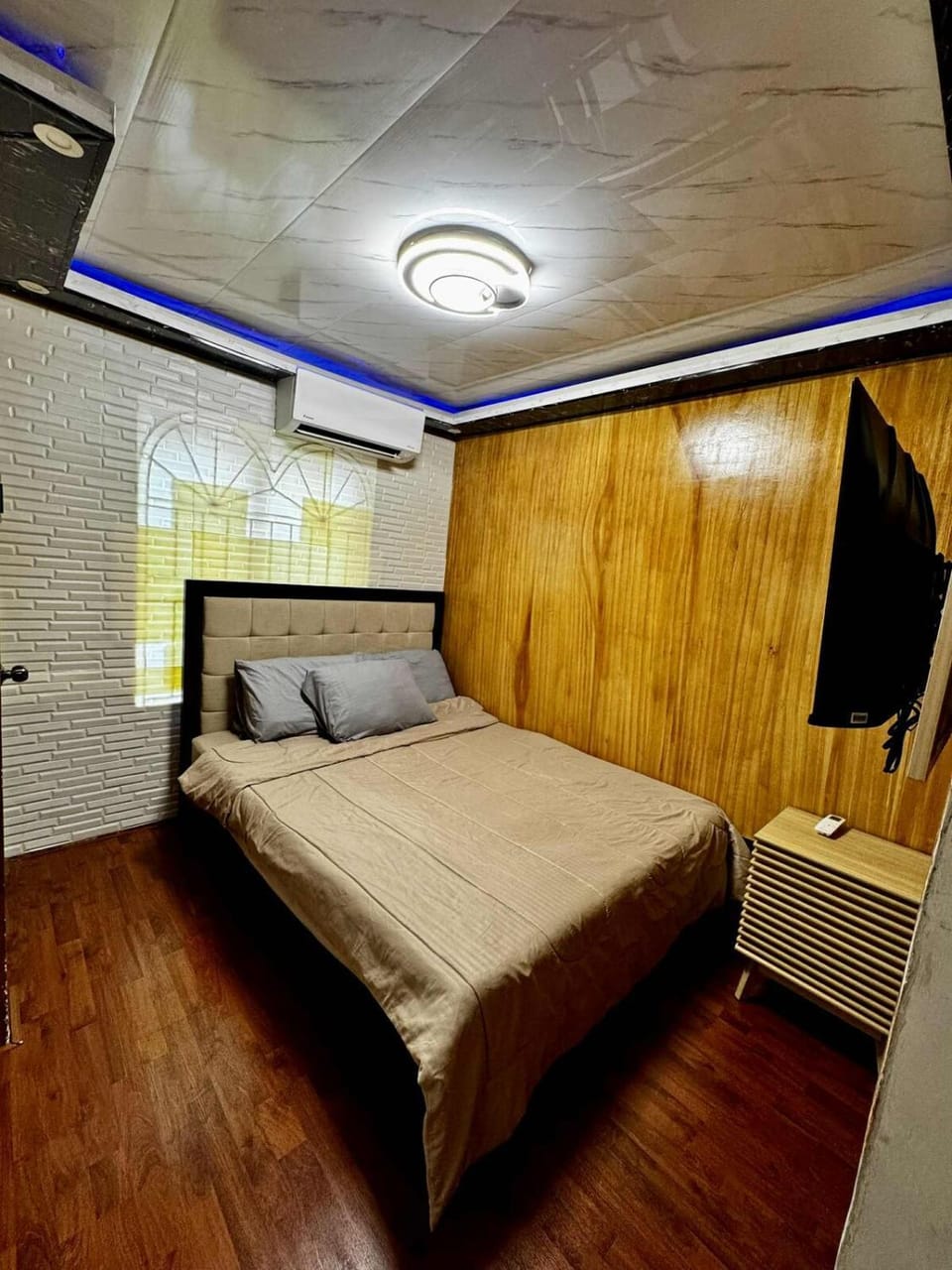 Bed, TV and multimedia, Photo of the whole room, Bedroom, air conditioner