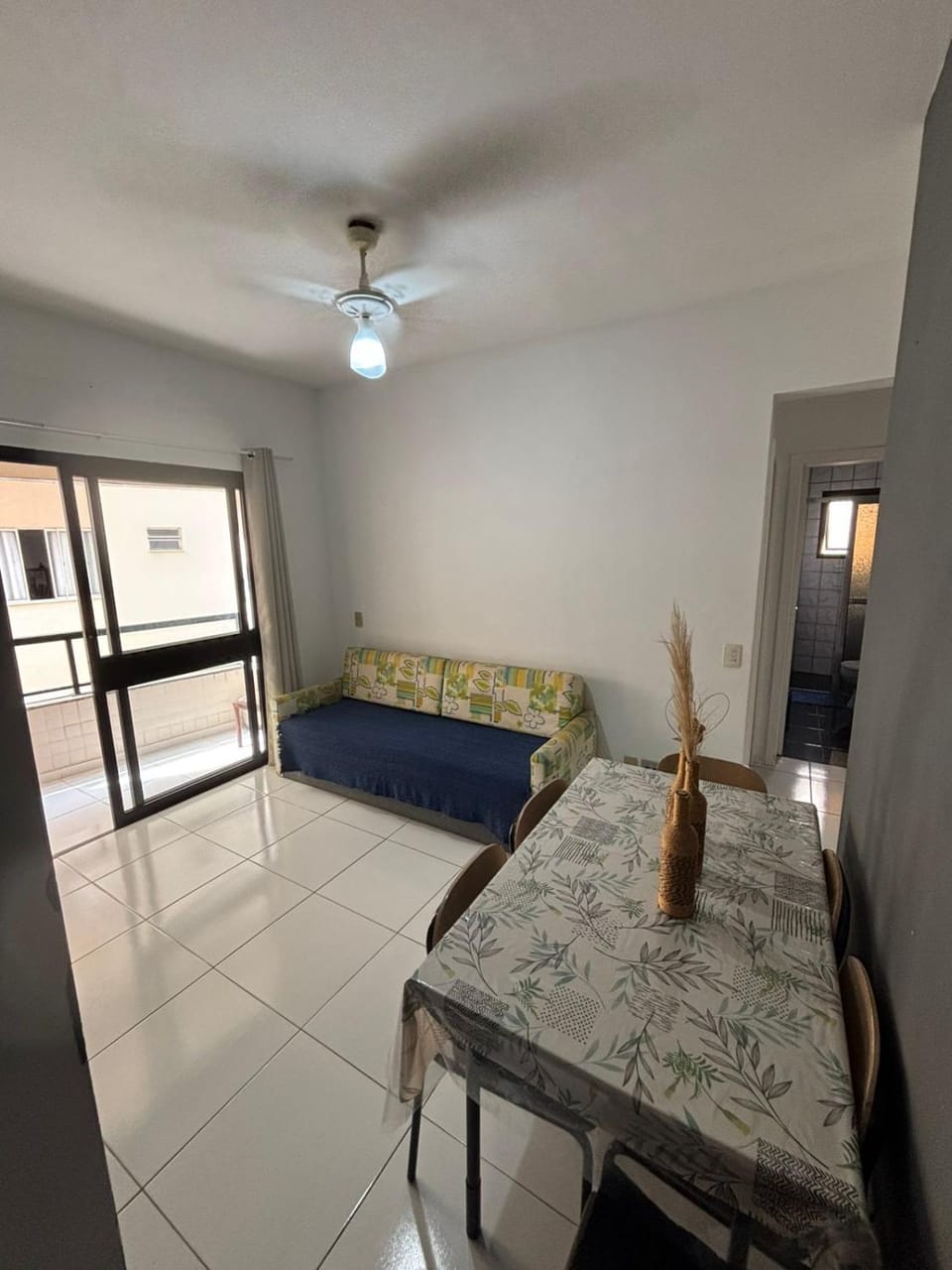 Apartamento aconchegante na Enseada com Garagem, Wi-Fi para até 4 pessoas Apartment in State of São Paulo
