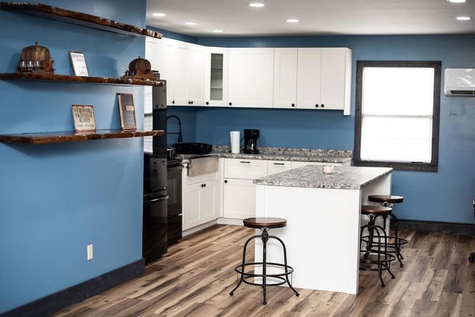 Kitchen or kitchenette, Dining area, stove