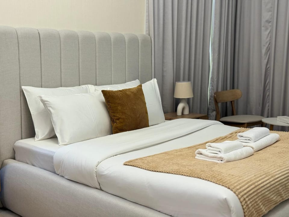 Bed, Bedroom, towels