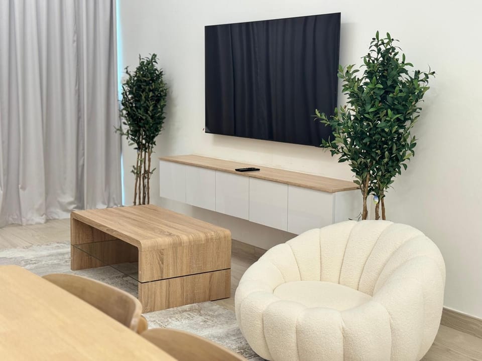 Communal lounge/ TV room, TV and multimedia, Living room, Seating area, Evening entertainment