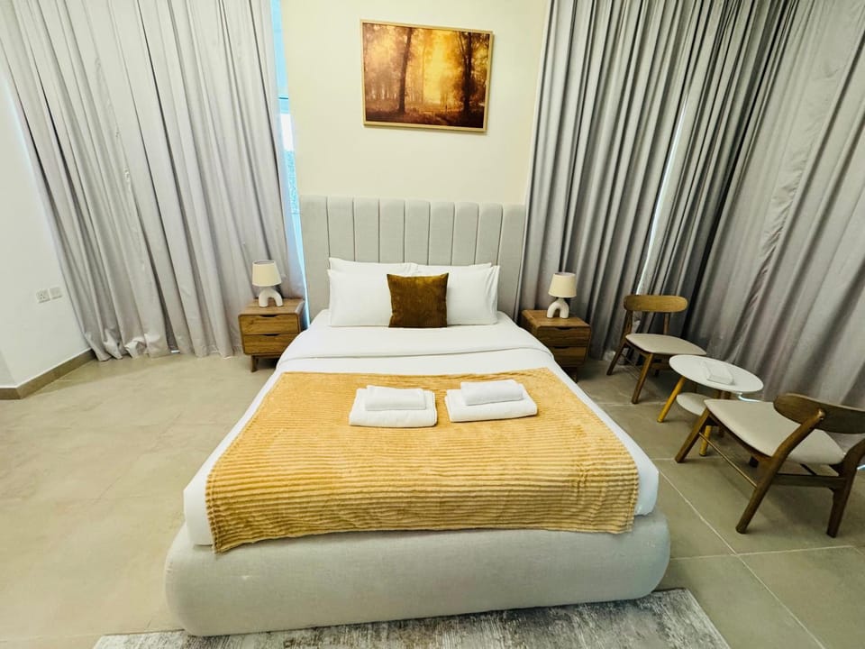 Bed, Bedroom, towels