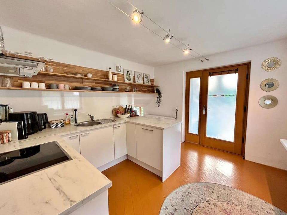 Coffee/tea facilities, Kitchen or kitchenette, Dining area, dishwasher, oven, pet friendly, stove, toaster