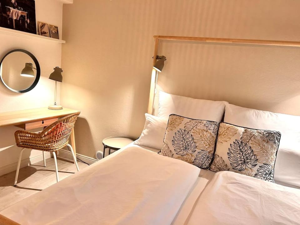 Bed, Photo of the whole room, Seating area, Bedroom