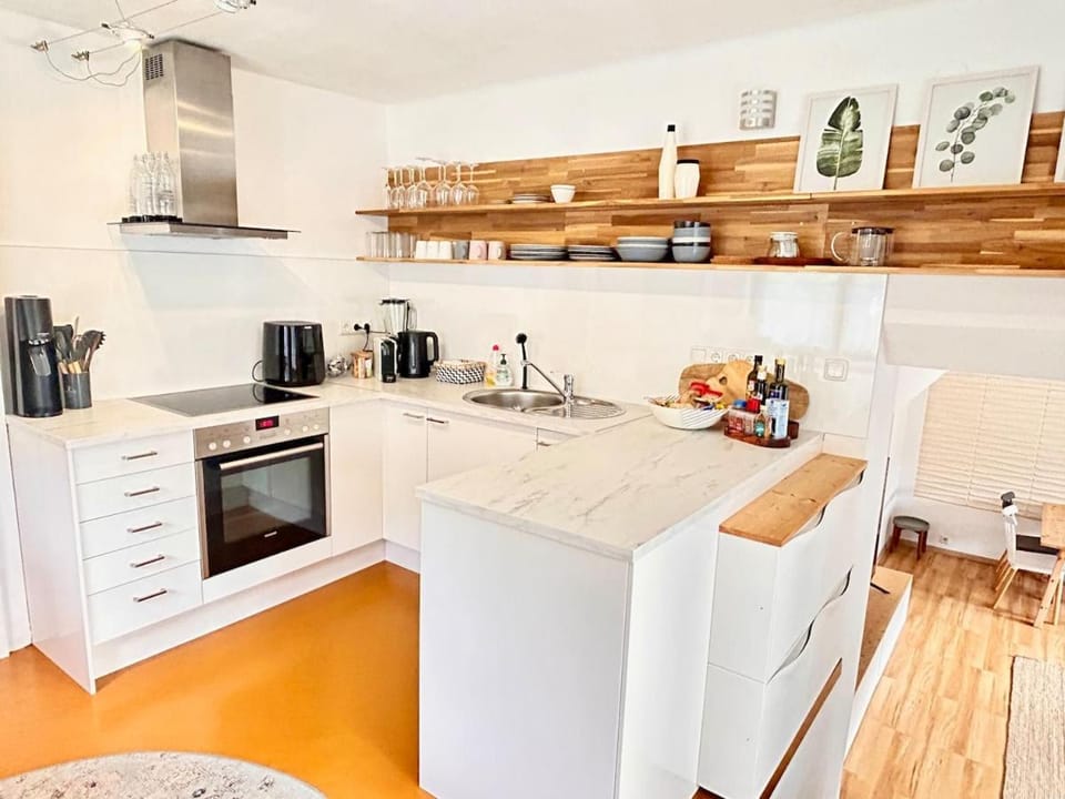 Coffee/tea facilities, Kitchen or kitchenette, oven, stove, toaster
