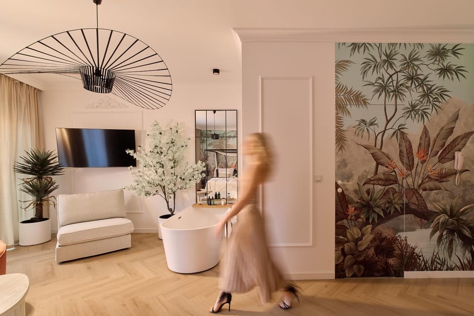 TV and multimedia, Living room, Decorative detail, Seating area