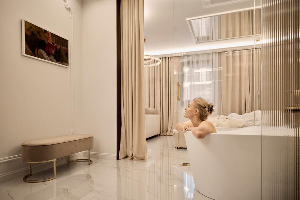People, Hot Tub, Bathroom, group of guests