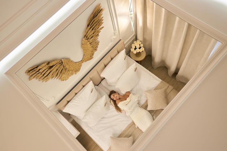 Bed, People, Photo of the whole room, Decorative detail, group of guests