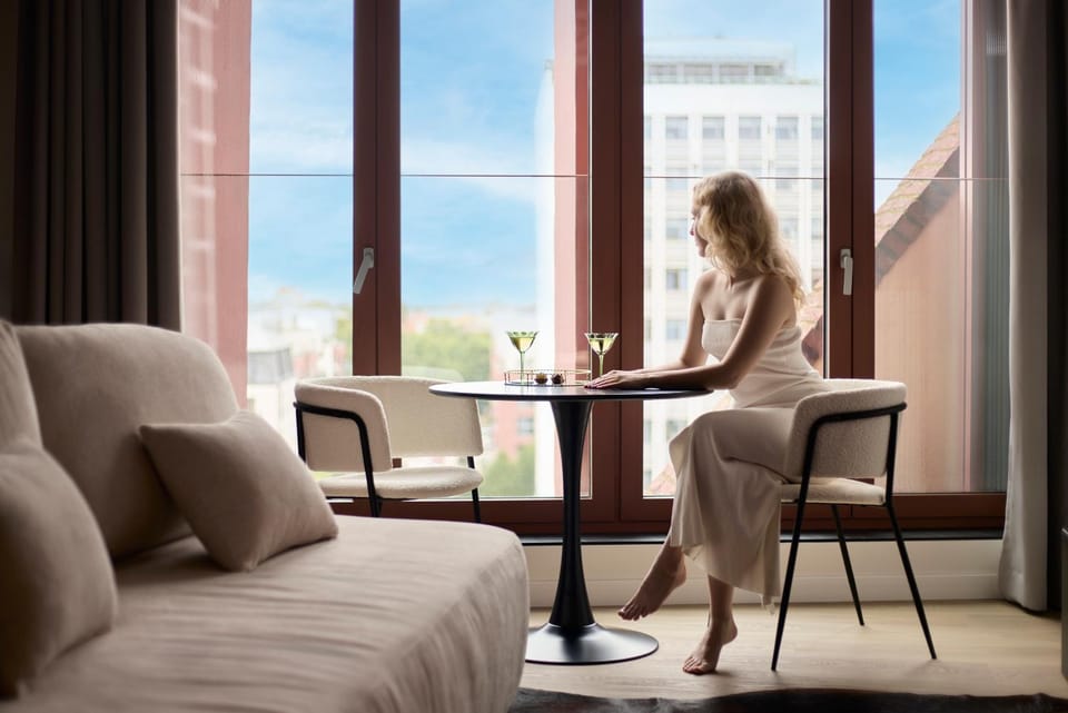 People, Natural landscape, Living room, Seating area, Guests, River view, group of guests