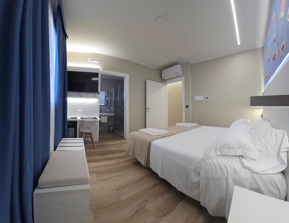 Bed, TV and multimedia, Photo of the whole room, Bedroom, towels, air conditioner