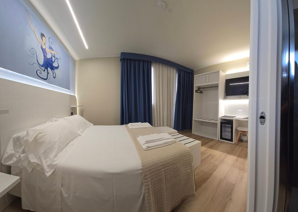 Bed, TV and multimedia, Photo of the whole room, Bedroom