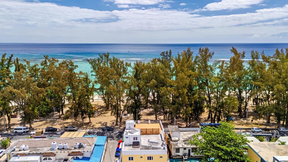 C-side Studios - newly fully renovated beachfront residence with rooftop jacuzzi Apartment in Flic en Flac