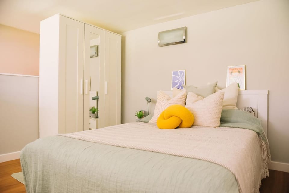 Photo of the whole room, Bedroom