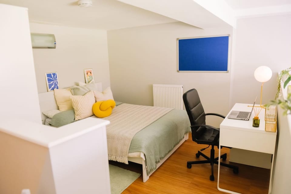 Photo of the whole room, Bedroom