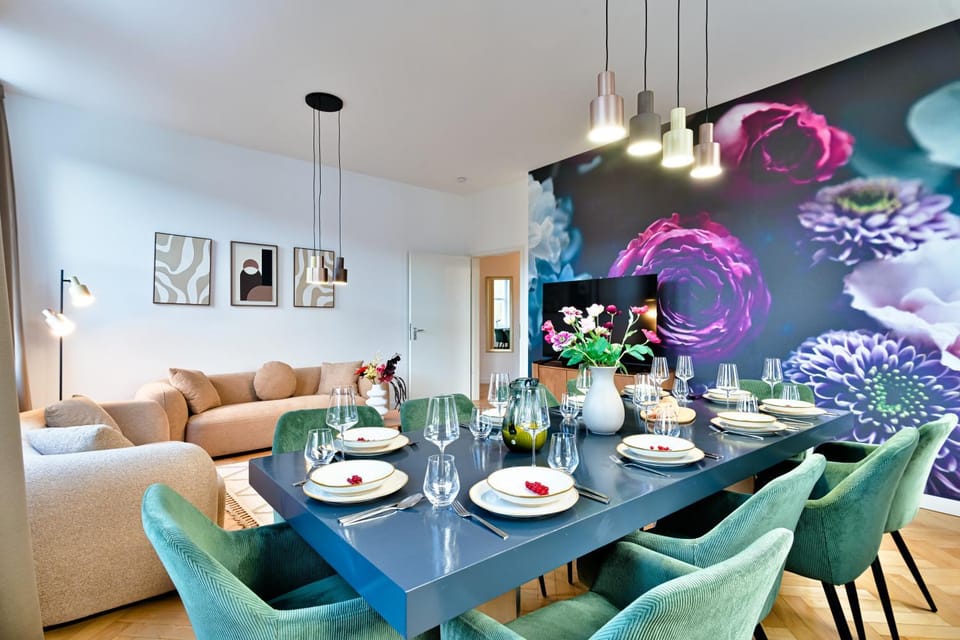 Living room, Food and drinks, Decorative detail, Seating area, Dining area, Food
