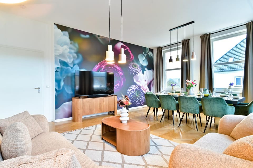 Communal lounge/ TV room, TV and multimedia, Living room, Seating area, Dining area, Evening entertainment