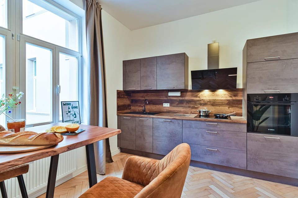 Kitchen or kitchenette, Seating area, Dining area, stove