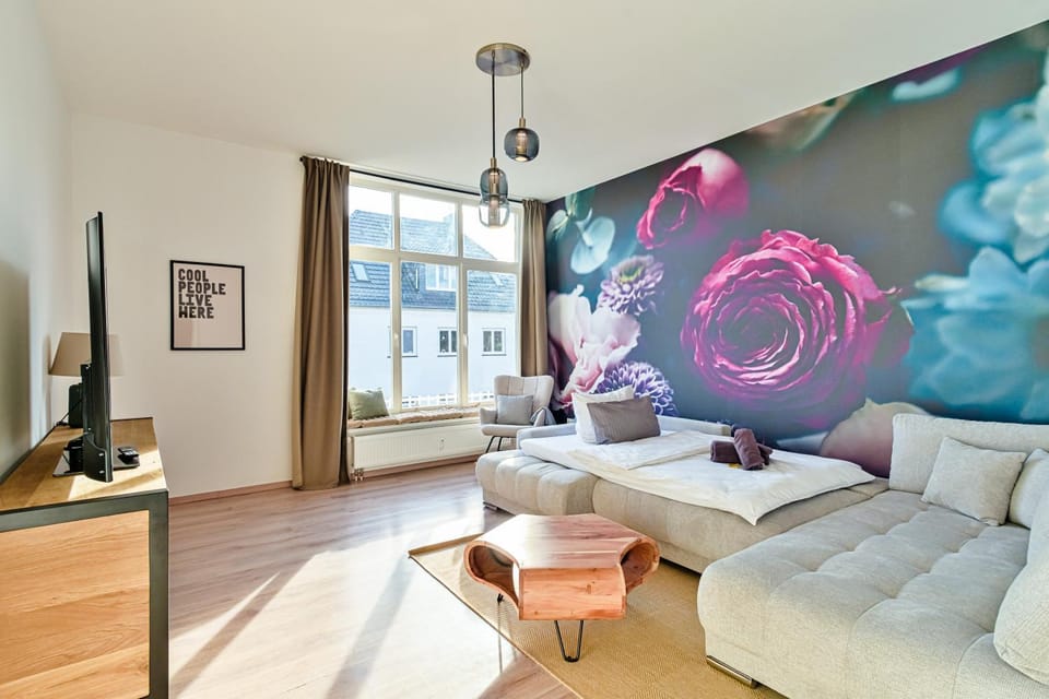 TV and multimedia, Living room, Decorative detail, Seating area