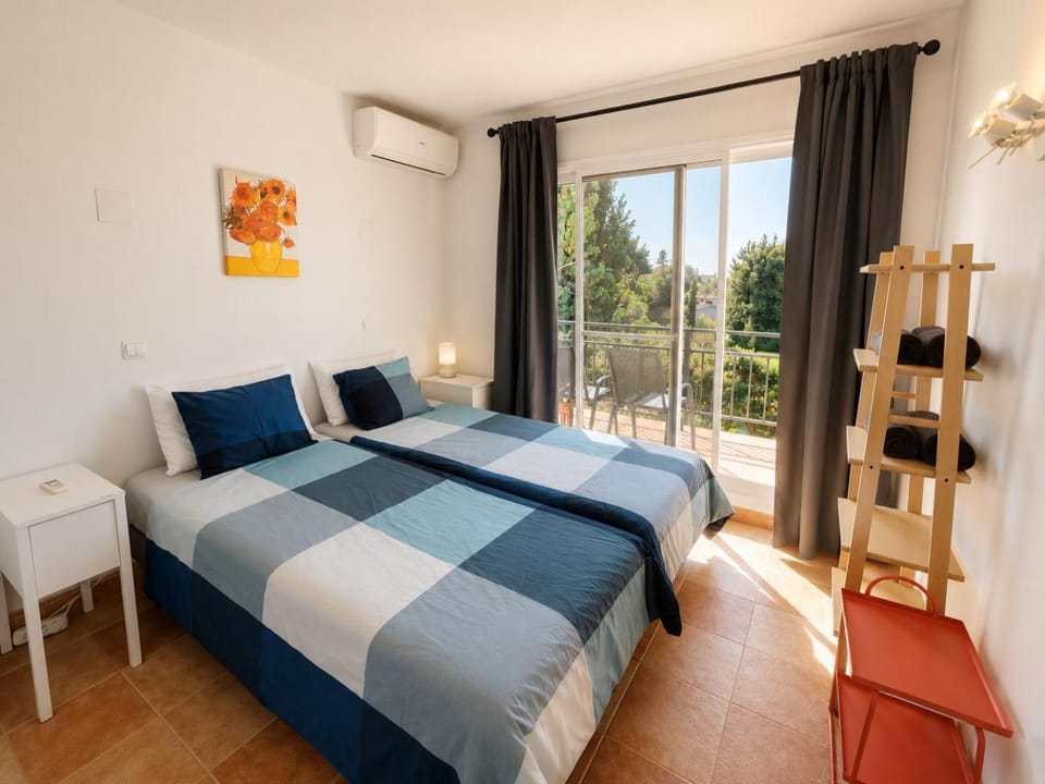 Bed, Bedroom, air conditioner