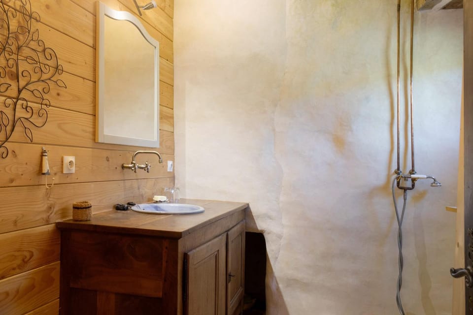 Ferme Des Montagnes Bleues Bed and Breakfast in Provence